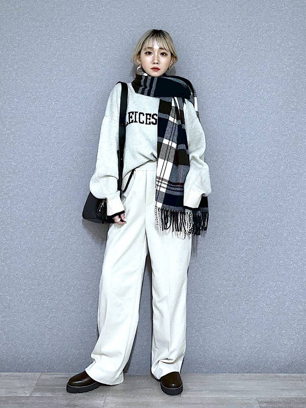ブラウン系のその他シューズ、ベージュ系のその他パンツ、ブラック系のショルダーバッグを着用したレディースの秋コーディネートの4枚目の写真