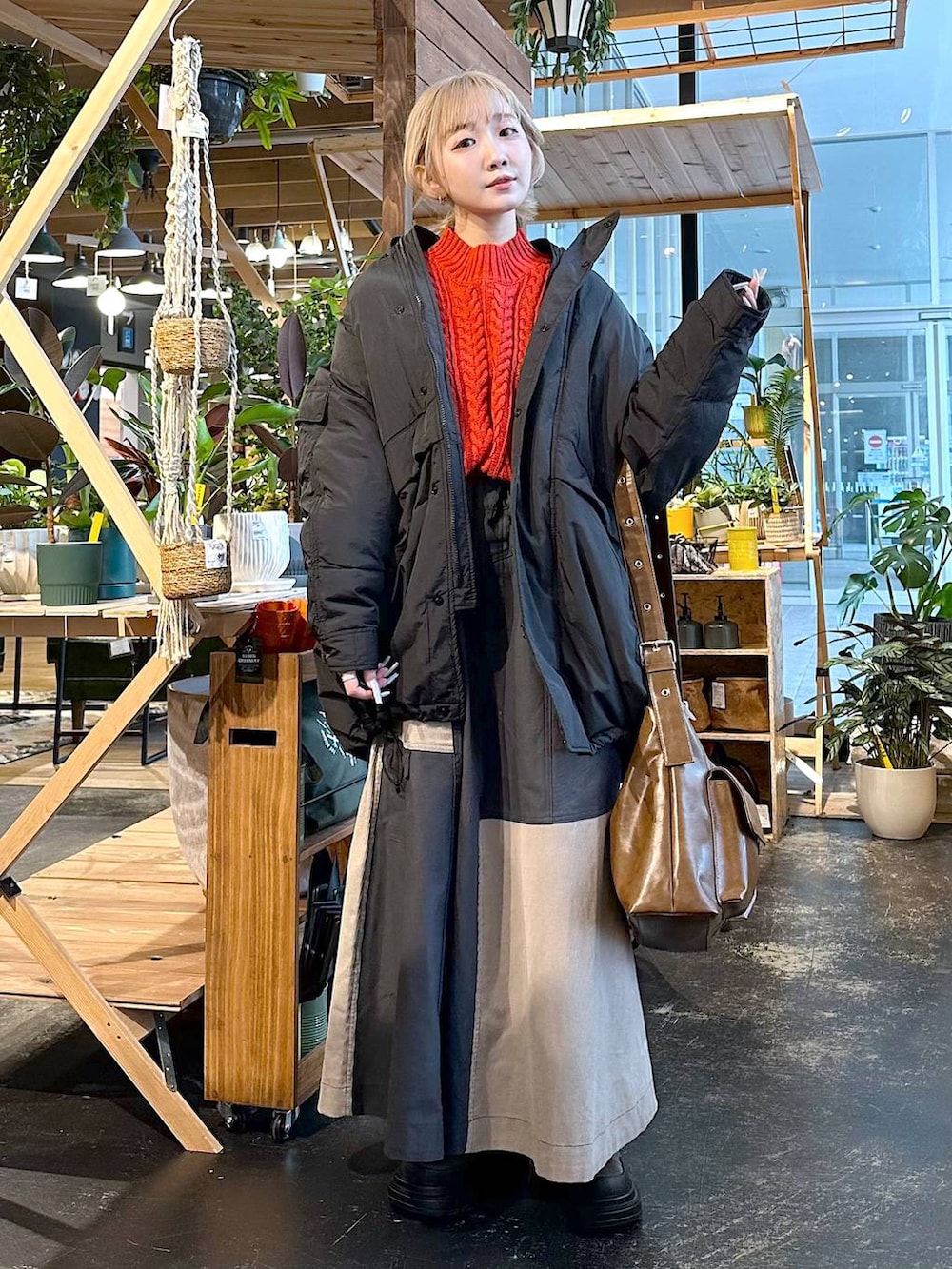 「差し色コーデ、低身長、個性派、デート/ロマンティック、女子会、旅行、niko and ...、アウター、コート、ニット、ダウンジャケット、スカート、ロングスカート、ショルダーバッグ、バッグ」｜「niko and...のアライドNEWモンスターブルゾン（ブルゾン、ブラック系）」を使った、すなぎもさん（レディース・153cm）の冬コーディネートの2枚目の写真