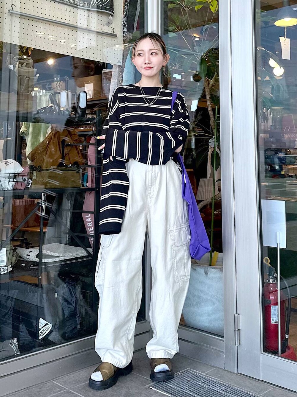 その他のサンダル、ブラック系のTシャツ/カットソー、パープル系のトートバッグを着用したレディースの春コーディネートの4枚目の写真