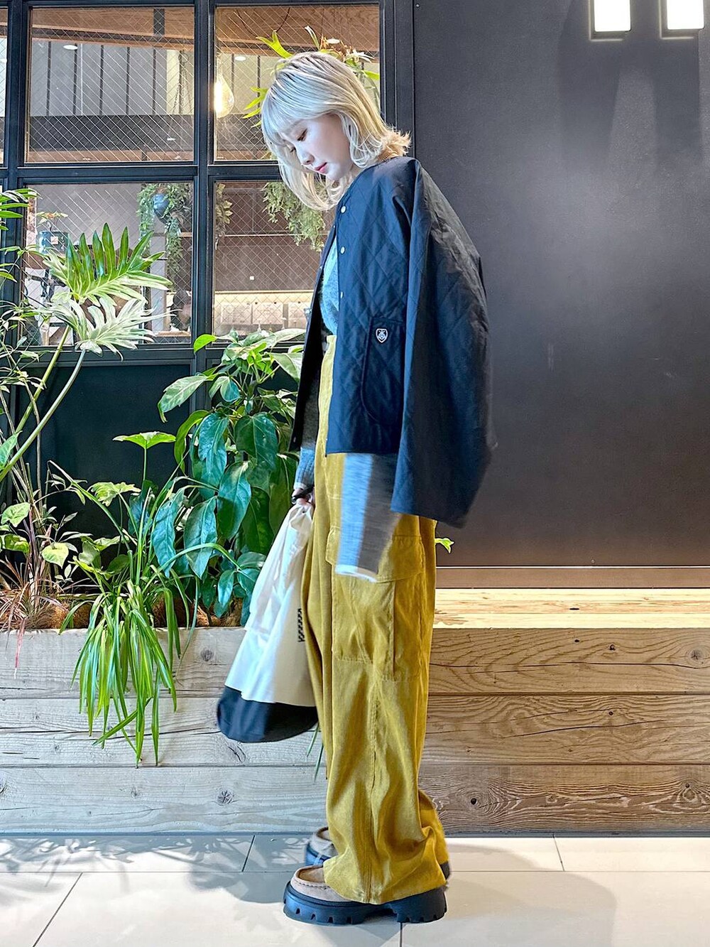 「バッグ、差し色コーデ、低身長、個性派、デート/ロマンティック、女子会、旅行、niko and...、アウター、ニット、ワイドパンツ、トートバッグ、FISHS EDDY、秋コーデ、冬コーデ」｜「niko and...の[Fishs Eddy(フィッシュエディ)]パッカブルトートバッグ（トートバッグ、ブラック系）」を使った、すなぎもさん（レディース・153cm）の秋コーディネートの4枚目の写真