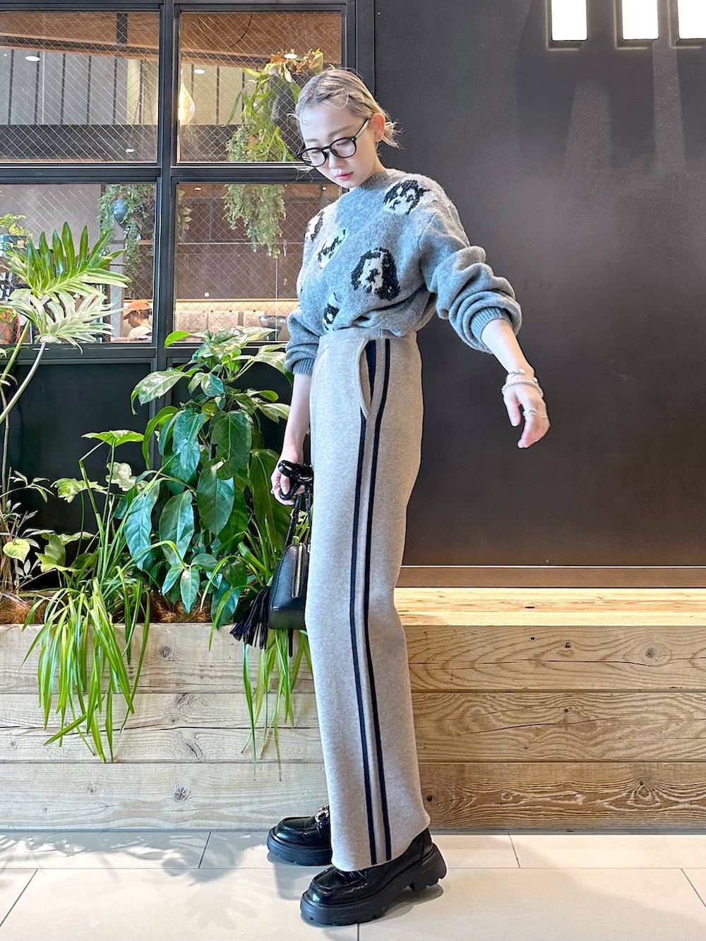 ブラウン系のその他パンツ、ブラック系のショルダーバッグ、ブラック系のローファーを着用したレディースの秋コーディネートの2枚目の写真