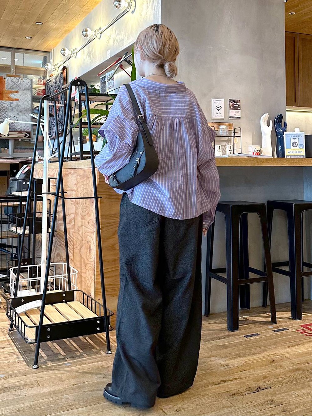「パンツ、ショルダーバッグ、バッグ、オーバーサイズ、秋コーデ、秋冬新作、秋服準備はじめました、差し色コーデ、低身長、個性派、デート/ロマンティック、女子会、旅行、niko and ...、シャツ」｜「niko and...のプレミアムローンワイドシャツ（シャツ/ブラウス、パープル系）」を使った、すなぎもさん（レディース・153cm）の秋コーディネートの2枚目の写真