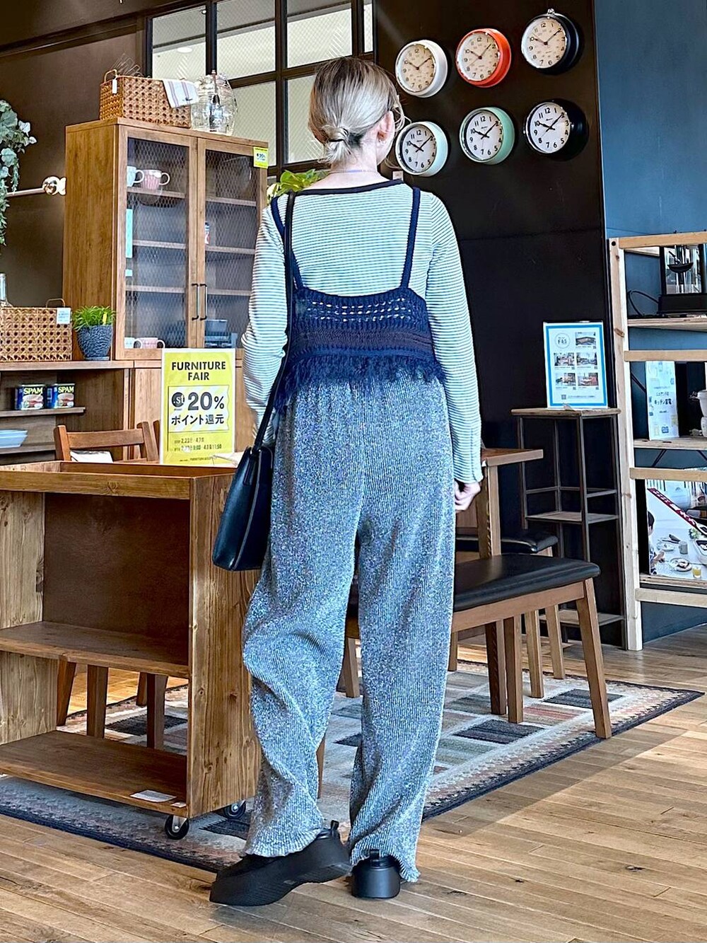 「差し色コーデ、低身長、個性派、デート/ロマンティック、女子会、旅行、niko and ...、Tシャツ、ロンT、ワイドパンツ、ショルダーバッグ、バッグ、春コーデ、モノトーン」｜「niko and...の[MODE NORM CORE]メッシュフリンジビスチェ（その他トップス、ブルー系）」を使った、すなぎもさん（レディース・153cm）の春コーディネートの3枚目の写真