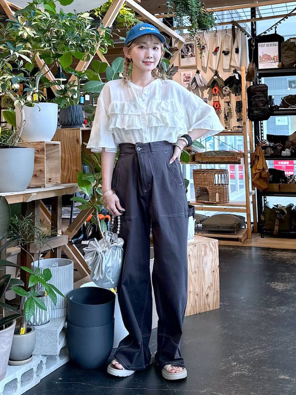 ベージュ系のサンダル、グレー系のその他パンツ、グレー系のショルダーバッグを着用したレディースの夏コーディネートの2枚目の写真