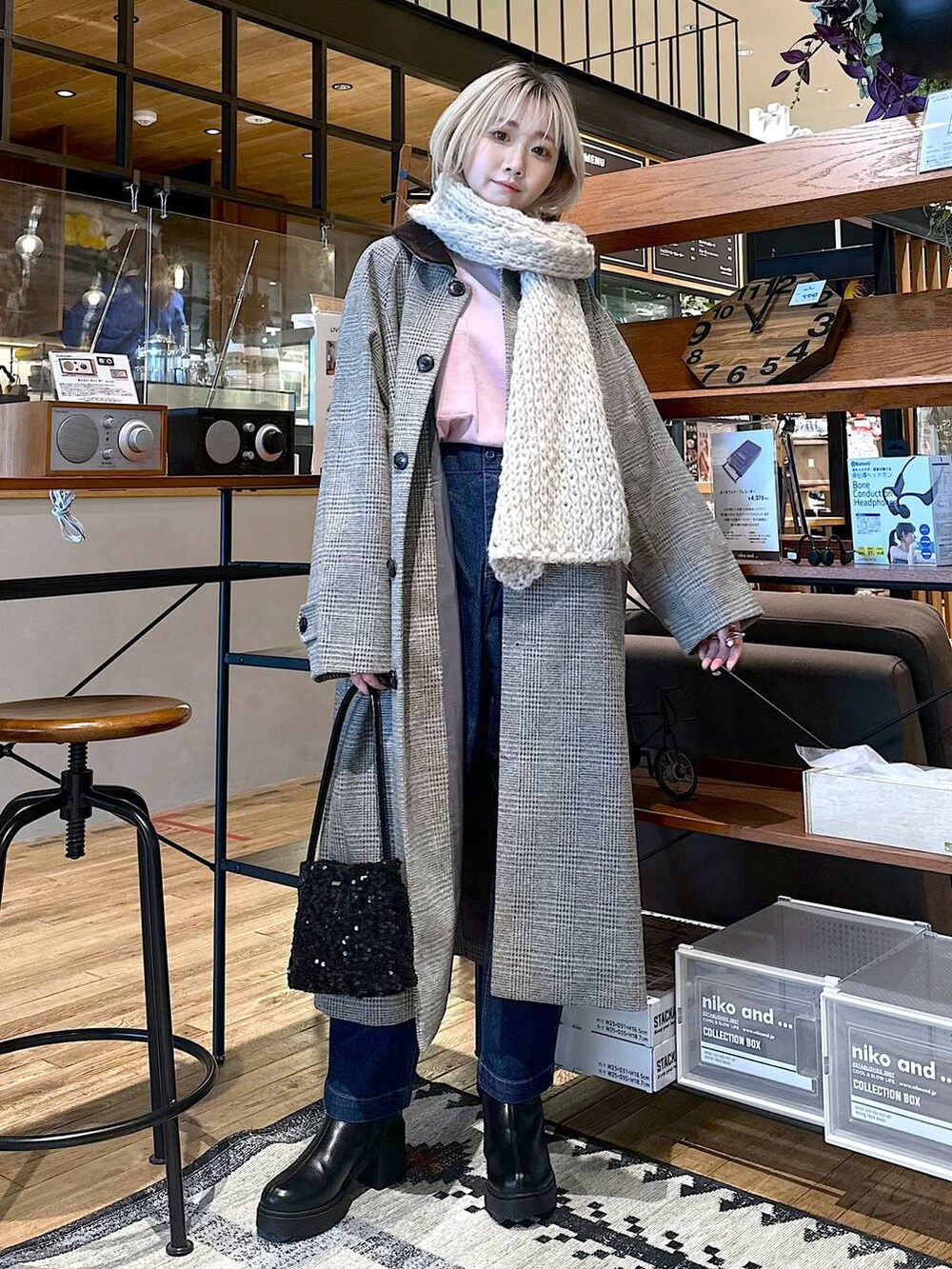 ブルー系のその他パンツ、グレー系のステンカラーコート、ブラック系のブーツを着用したレディースの冬コーディネートの2枚目の写真