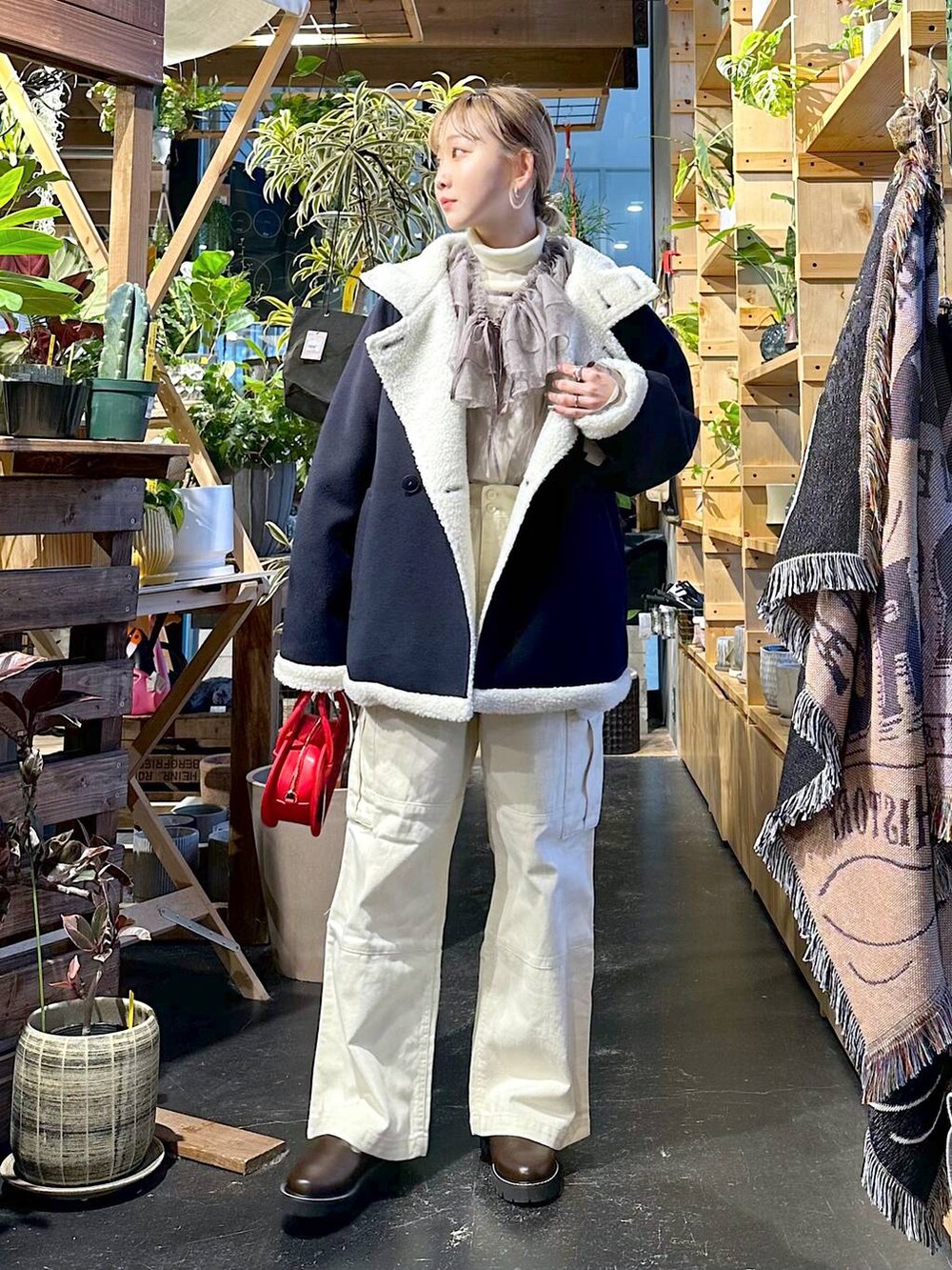 「春コーデ、差し色コーデ、低身長、個性派、デート/ロマンティック、女子会、旅行、niko and ...、アウター、ジャケット、ブラウス、ニット、ワイドパンツ、セールコーデ、ハンドバッグ」|「niko and...のマルチWAYチュールフリルプルオーバー(Tシャツ/カットソー、グレー系)」を使った、すなぎもさん(レディース・153cm)の冬コーディネートの5枚目の写真