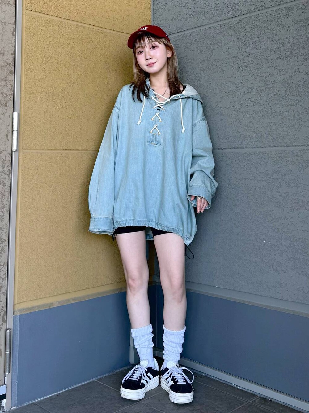 ブルー系のパーカーを着用したレディースの夏コーディネートの3枚目の写真