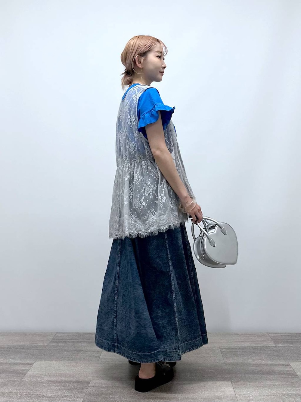 「差し色コーデ、低身長、個性派、デート/ロマンティック、女子会、旅行、niko and ...、ベスト、Tシャツ、スカート、ロングスカート、ハンドバッグ、ショルダーバッグ、バッグ、サンダル」｜「tiny tinyのハート2WAYトートバッグ[tiny tiny(ティニーティニー)]（ショルダーバッグ、シルバー系）」を使った、すなぎもさん（レディース・153cm）の夏コーディネートの3枚目の写真