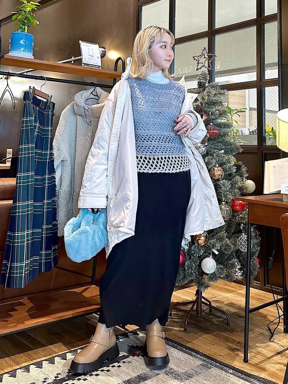「差し色コーデ、低身長、個性派、デート/ロマンティック、女子会、旅行、niko and ...、ピアス、アウター、コート、ニット、スカート、ロングスカート、ハンドバッグ、バッグ」|「niko and...のSilver925 フープピアス(ピアス(両耳用)、グレー系)」を使った、すなぎもさん(レディース・153cm)の秋コーディネートの4枚目の写真