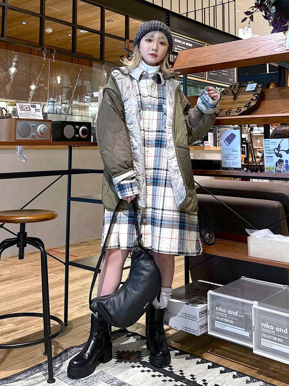 「差し色コーデ、低身長、個性派、デート/ロマンティック、女子会、旅行、niko and ...、ニット帽、ミリタリー、ミリタリージャケット、シャツ、シャツワンピース、Tシャツ、ロンT、アウター」｜「niko and...のSilver925 フープピアス（ピアス（両耳用）、グレー系）」を使った、すなぎもさん（レディース・153cm）の冬コーディネートの4枚目の写真