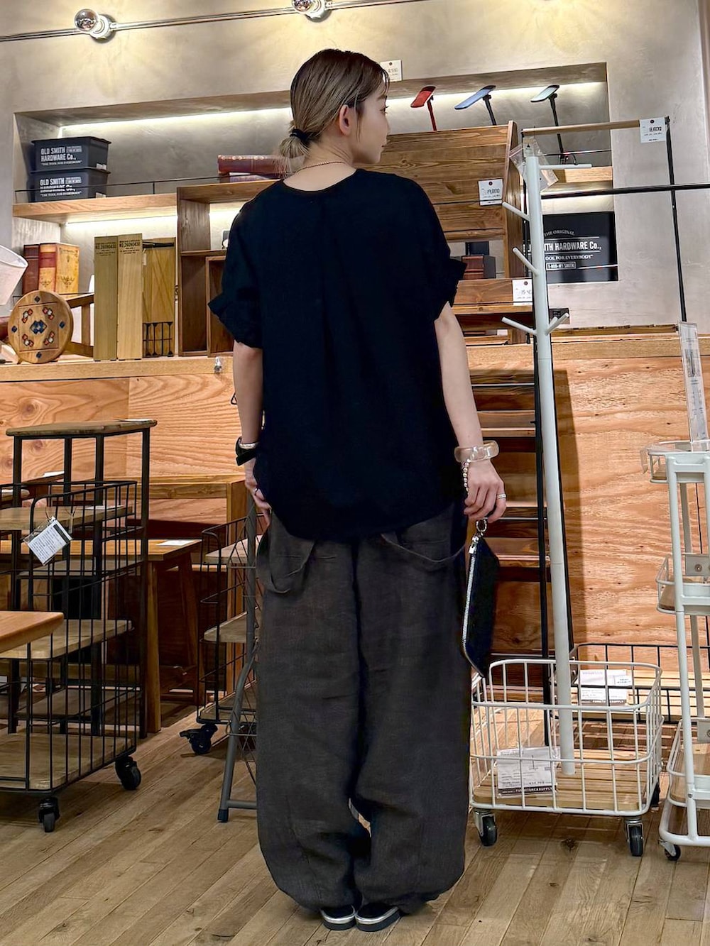 「差し色コーデ、低身長、個性派、デート/ロマンティック、女子会、旅行、niko and ...、シャツ、シャツスタイル、ブラウス、ワイドパンツ、パンツ、パンプス、夏コーデ、春夏コーデ」｜「niko and...のFINEリネンツイルパンツ（その他パンツ、ブラウン系）」を使った、すなぎもさん（レディース・153cm）の夏コーディネートの2枚目の写真