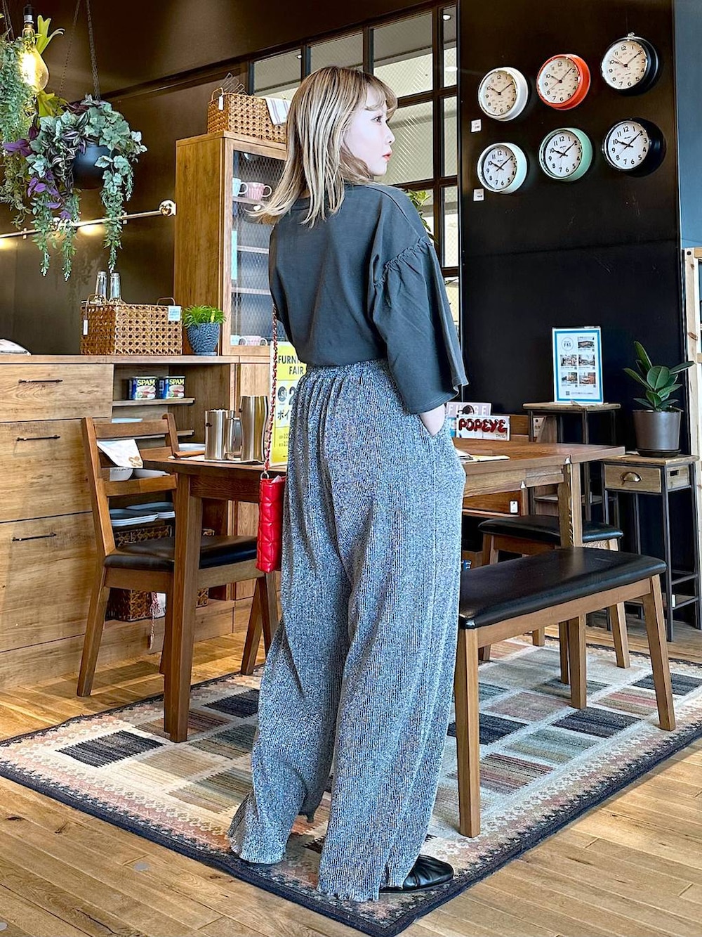 「差し色コーデ、低身長、個性派、デート/ロマンティック、女子会、旅行、niko and ...、Tシャツ、ワイドパンツ、パンツ、バッグ、ショルダーバッグ、パンプス、春コーデ、オーバーサイズ」｜「tiny tinyのキルトミニショルダーバッグ[tiny tiny(ティニーティニー)]（ショルダーバッグ、レッド系）」を使った、すなぎもさん（レディース・153cm）の春コーディネートの2枚目の写真