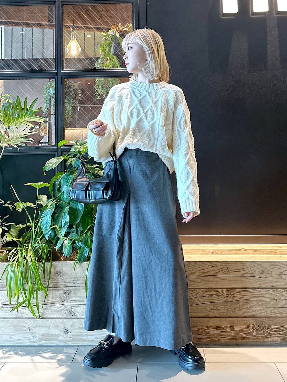 ブラック系のローファー、グレー系のその他パンツ、ベージュ系のカーディガン/ボレロを着用したレディースの秋コーディネートの3枚目の写真