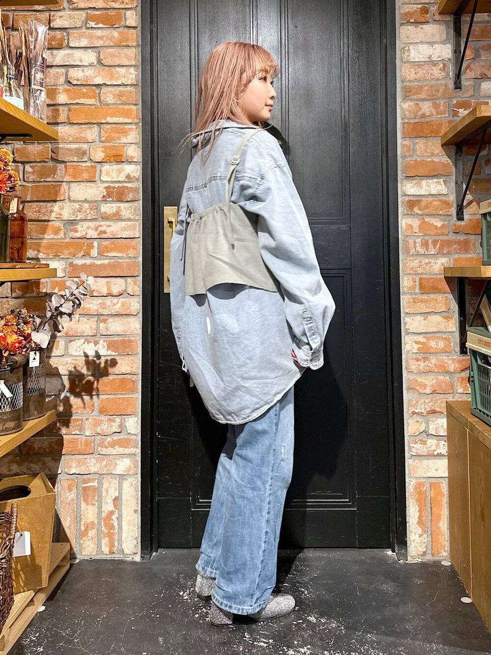 グレー系のブーツ、グレー系のその他トップス、ブルー系のシャツ/ブラウスを着用したレディースの冬コーディネートの4枚目の写真