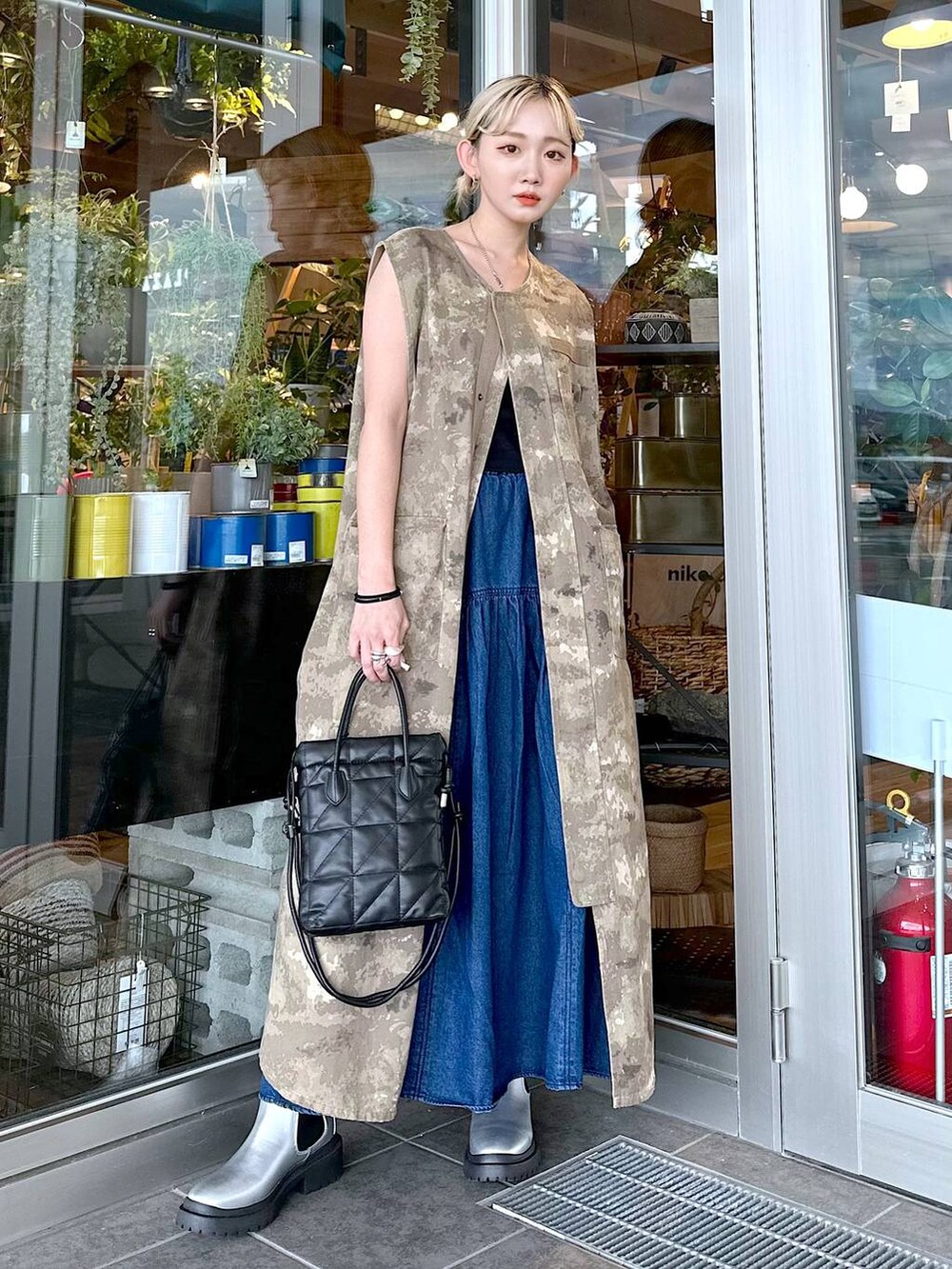 ブラック系のショルダーバッグ、ブラック系のキャミソール、グレー系のブーツを着用したレディースの秋コーディネートの4枚目の写真