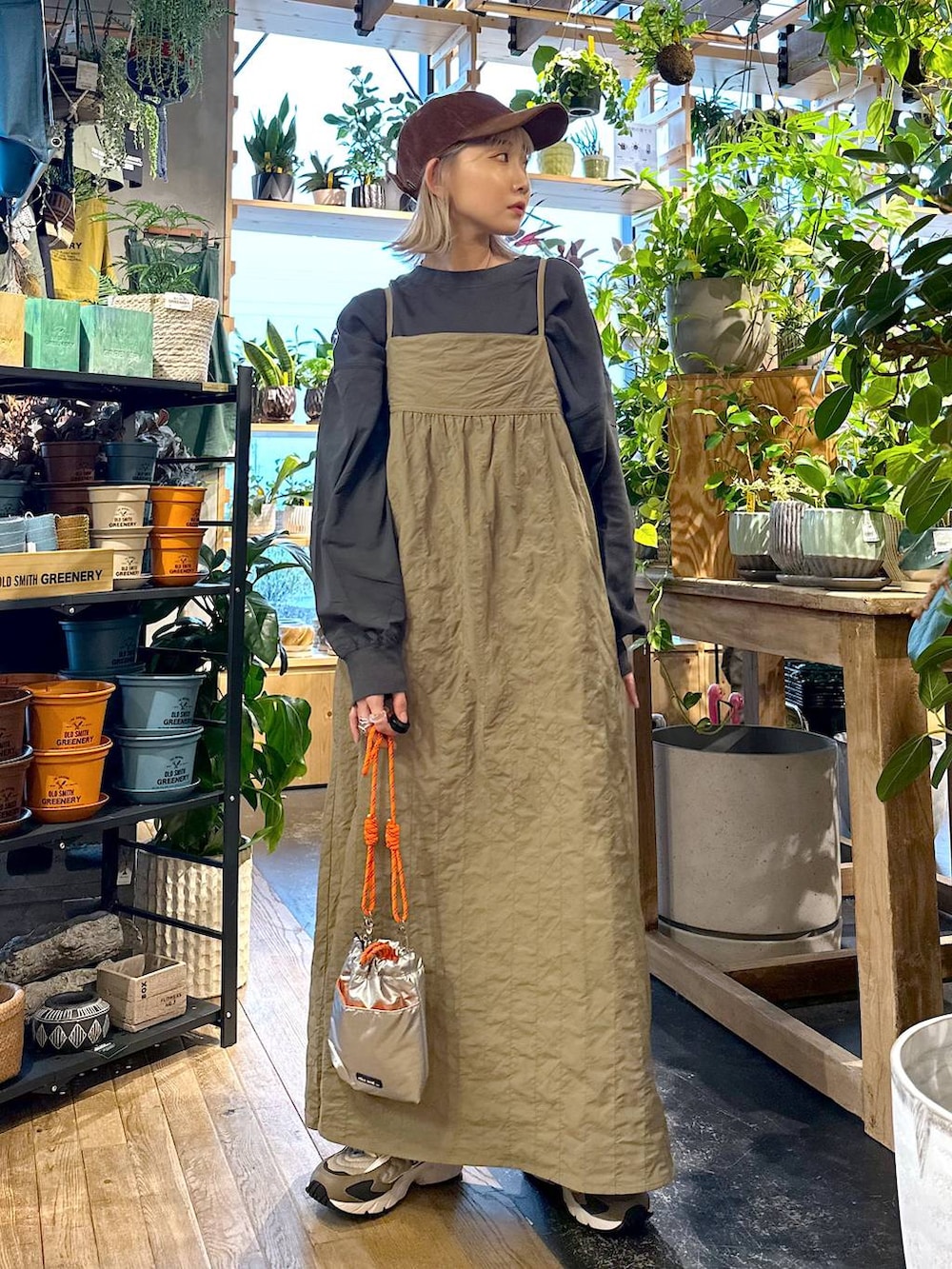 グレー系のスウェット、ブラウン系のスニーカー、グレー系のショルダーバッグを着用したレディースの秋コーディネートの3枚目の写真