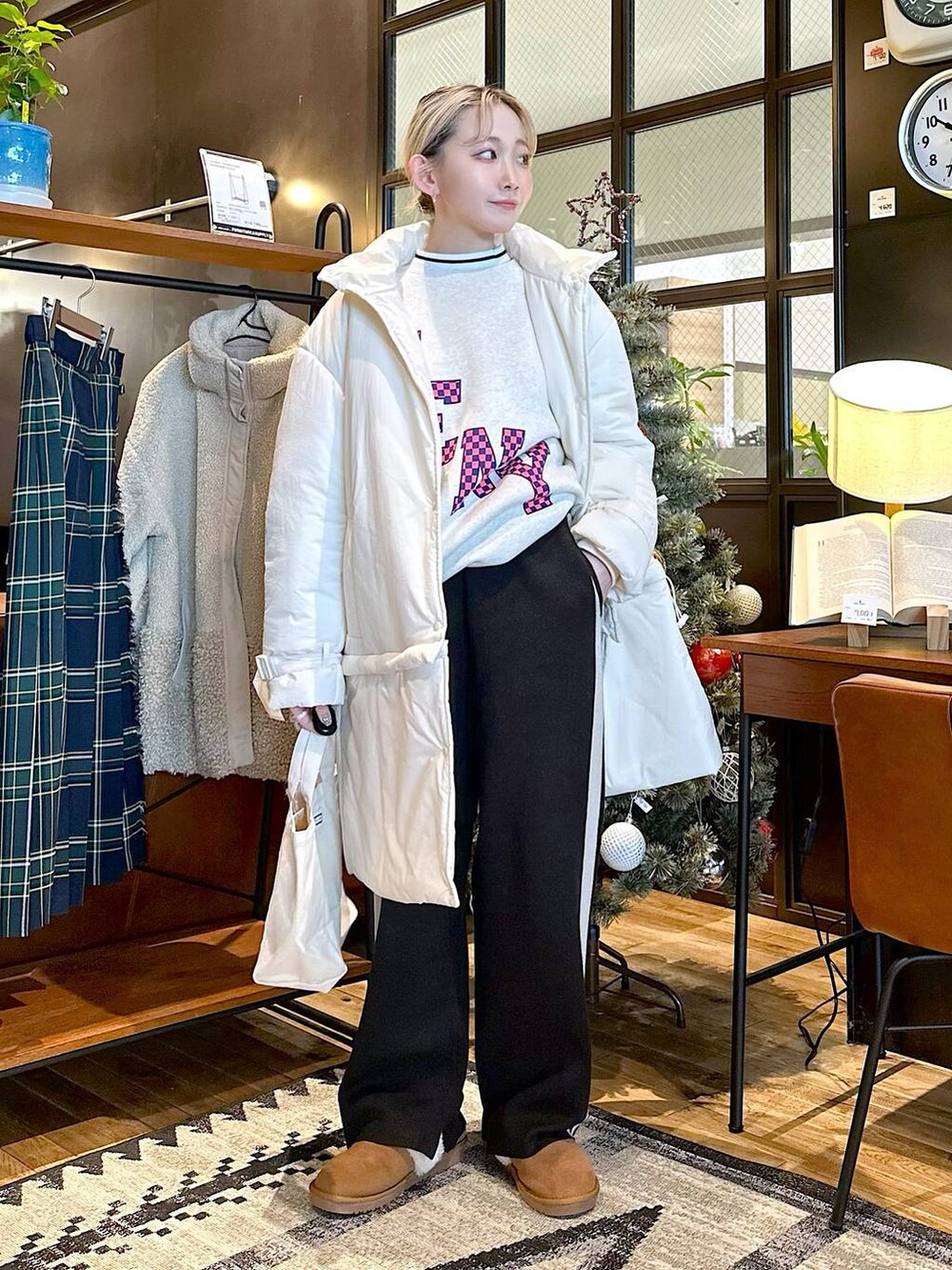 ホワイト系のその他パンツ、ホワイト系のトートバッグ、ホワイト系のその他アウターを着用したレディースの秋コーディネートの2枚目の写真