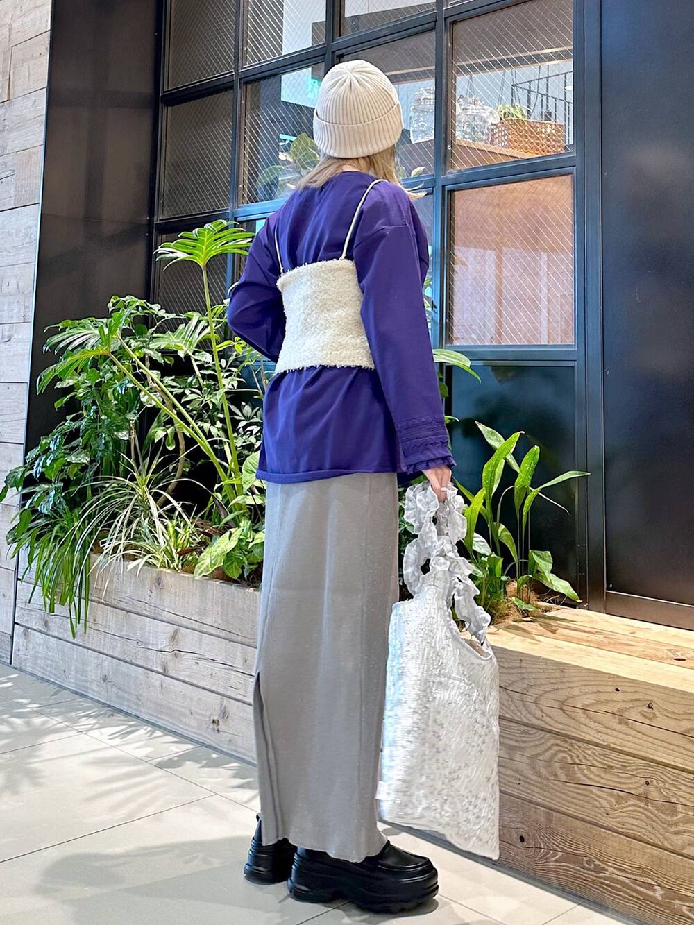 「差し色コーデ、低身長、個性派、デート/ロマンティック、女子会、旅行、niko and ...、ニット帽、Tシャツ、ロンT、スカート、ロングスカート、ニット、トートバッグ、バッグ」|「niko and...のオリジナルアソートフリルトートバッグ(トートバッグ、グレー系)」を使った、すなぎもさん(レディース・153cm)の冬コーディネートの2枚目の写真