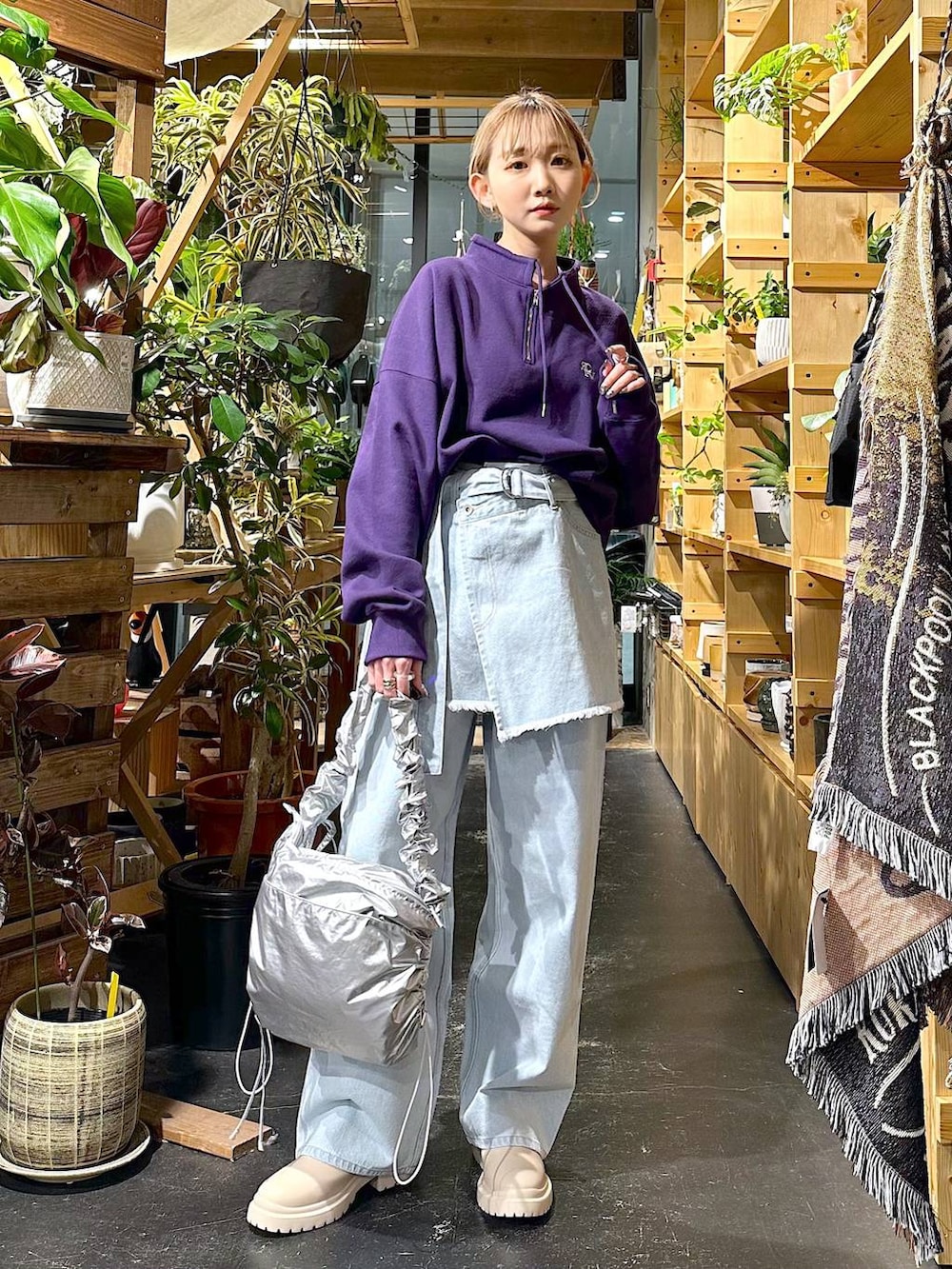 ベージュ系のブーツ、パープル系のその他トップス、グレー系のショルダーバッグを着用したレディースの冬コーディネートの2枚目の写真