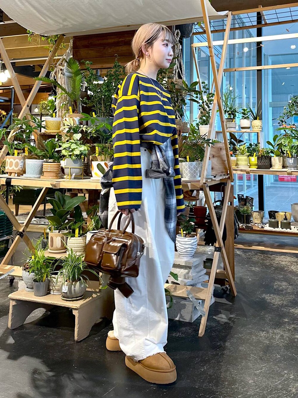 グレー系のシャツ/ブラウス、ブラウン系のショルダーバッグ、ブルー系のTシャツ/カットソーを着用したレディースの秋コーディネートの3枚目の写真