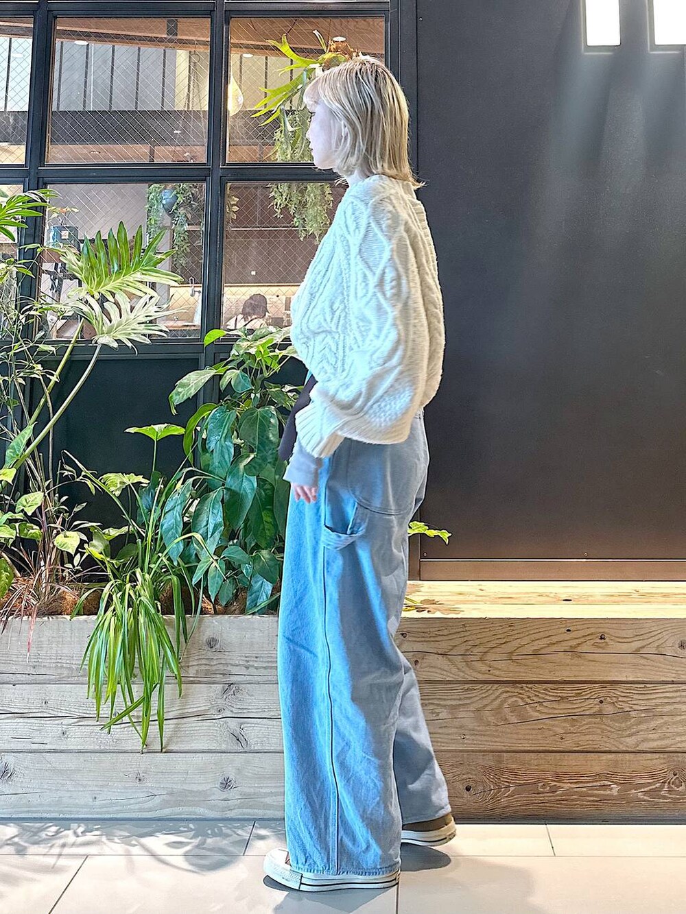 ブルー系のその他パンツ、グレー系のTシャツ/カットソー、ベージュ系のカーディガン/ボレロを着用したレディースの秋コーディネートの3枚目の写真