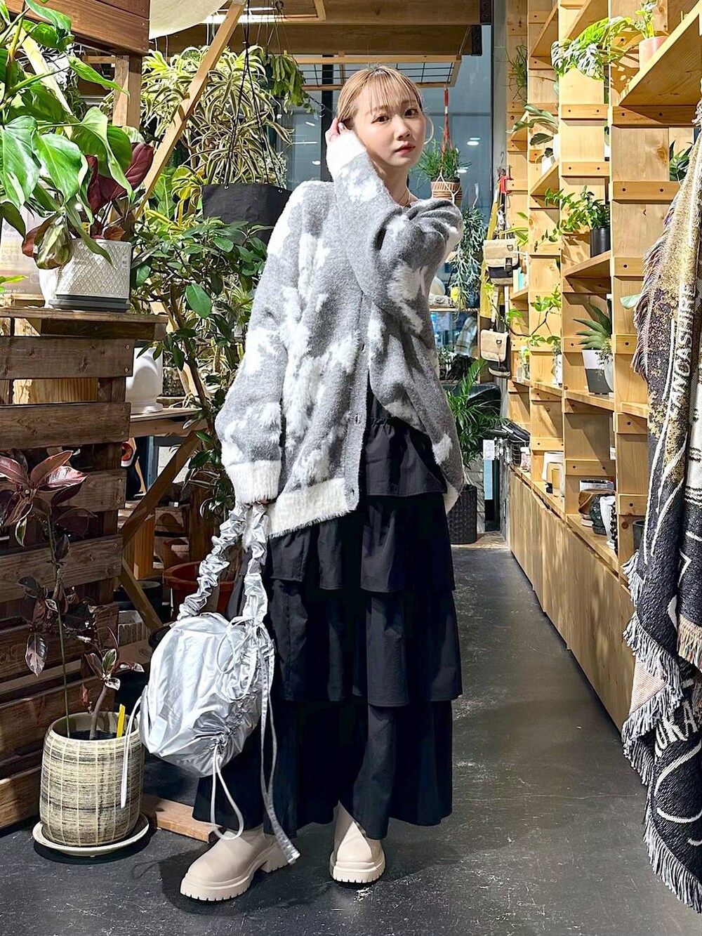 ベージュ系のブーツ、グレー系のショルダーバッグ、グレー系のカーディガン/ボレロを着用したレディースの冬コーディネートの6枚目の写真