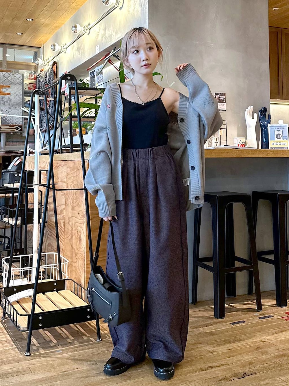 「低身長、個性派、デート/ロマンティック、女子会、旅行、niko and ...、ニット、カーディガン、ワイドパンツ、パンツ、差し色コーデ、ショルダーバッグ、バッグ、オーバーサイズ、秋コーデ」｜「niko and...のオジネップスラックスパンツ（スラックス、パープル系）」を使った、すなぎもさん（レディース・153cm）の秋コーディネートの2枚目の写真