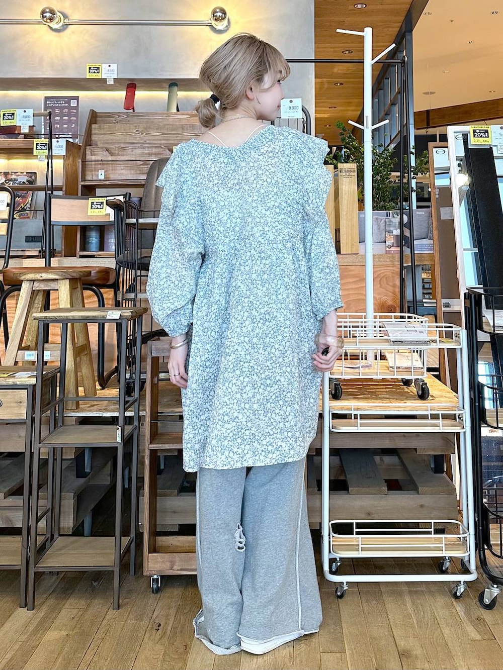「春色、差し色コーデ、低身長、個性派、デート/ロマンティック、女子会、旅行、niko and ...、ワンピース、スウェットパンツ、パンツ、ワイドパンツ、ガーリー、春コーデ、春服みてみて」｜「niko and...のプレミアムローンフリルチュニック（チュニック、グリーン系）」を使った、すなぎもさん（レディース・153cm）の春コーディネートの3枚目の写真