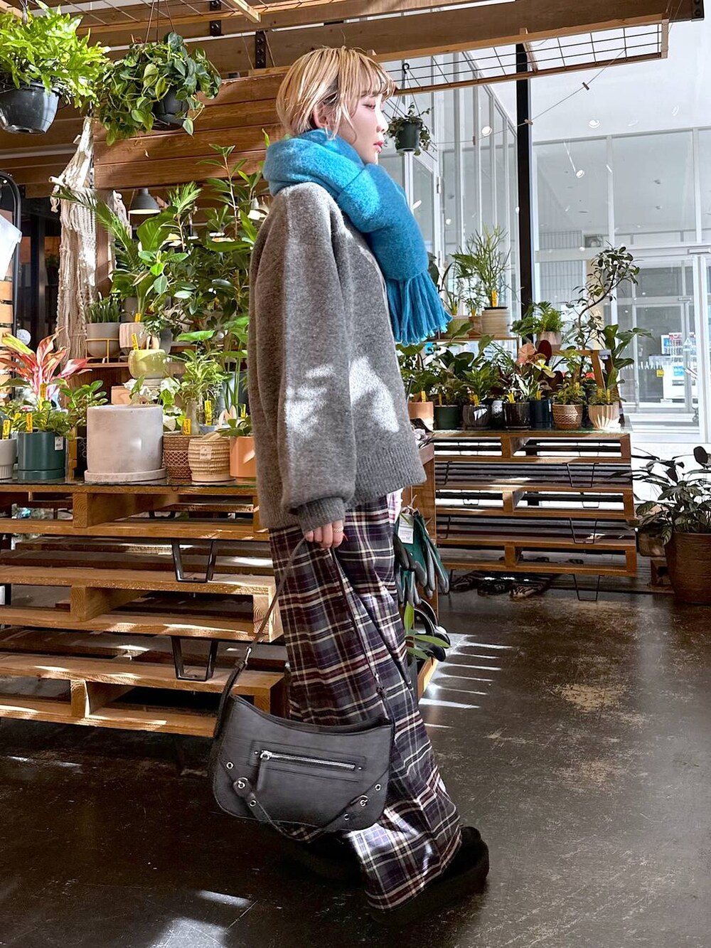 「差し色コーデ、低身長、個性派、デート/ロマンティック、女子会、旅行、niko and ...、マフラー、ニット、ワイドパンツ、パンツ、ショルダーバッグ、バッグ、ブーツ、オーバーサイズ」｜「niko and...のチェックツイルパンツ（その他パンツ、ブルー系）」を使った、すなぎもさん（レディース・153cm）の秋コーディネートの2枚目の写真