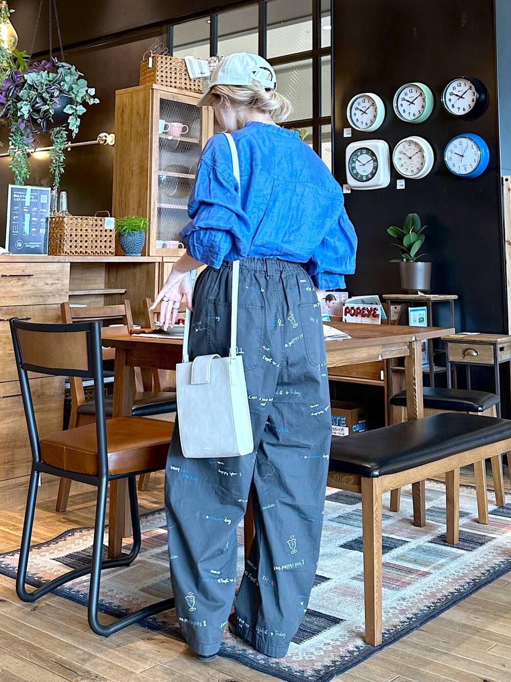 「差し色コーデ、低身長、個性派、デート/ロマンティック、女子会、旅行、niko and ...、キャップ、ブラウス、ワイドパンツ、パンツ、ショルダーバッグ、バッグ、パンプス、オーバーサイズ」|「niko and...のオリジナルカンフーシューズN【WEB限定サイズ・カラー有り】(パンプス、その他)」を使った、すなぎもさん(レディース・153cm)の春コーディネートの2枚目の写真
