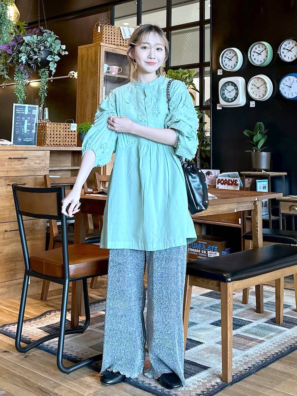 「差し色コーデ、低身長、個性派、デート/ロマンティック、女子会、旅行、niko and ...、ワンピース、ブラウス、ワイドパンツ、パンツ、ショルダーバッグ、バッグ、パンプス、オーバーサイズ」｜「tiny tinyのビジューチェーンショルダーバッグ[tiny tiny(ティニーティニー)]（ショルダーバッグ、ブラック系）」を使った、すなぎもさん（レディース・153cm）の春コーディネートの4枚目の写真