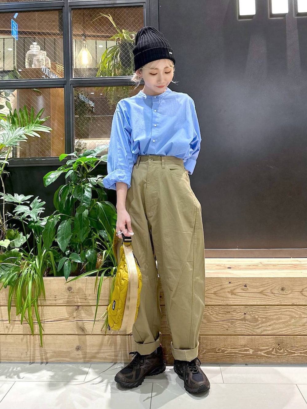 ブルー系のシャツ/ブラウス、ブラウン系のスニーカー、イエロー系のその他パンツを着用したレディースの秋コーディネートの2枚目の写真