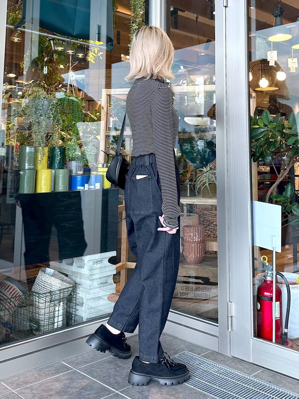 ブラック系のその他パンツ、ブラック系のTシャツ/カットソー、ブラック系のショルダーバッグを着用したレディースの夏コーディネートの2枚目の写真