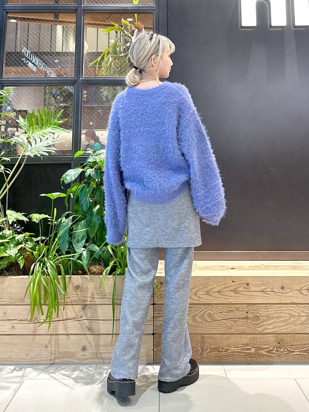 グレー系のその他パンツ、ブルー系のニット/セーター、グレー系のピアス（両耳用）を着用したレディースの秋コーディネートの2枚目の写真