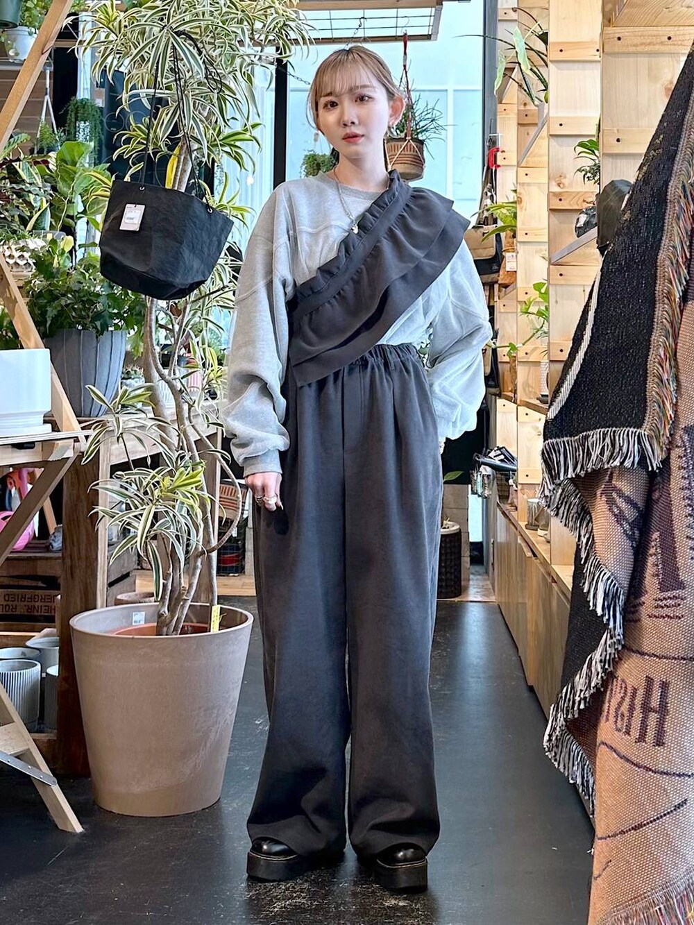 グレー系のその他パンツ、グレー系のスウェットを着用したレディースの冬コーディネートの5枚目の写真