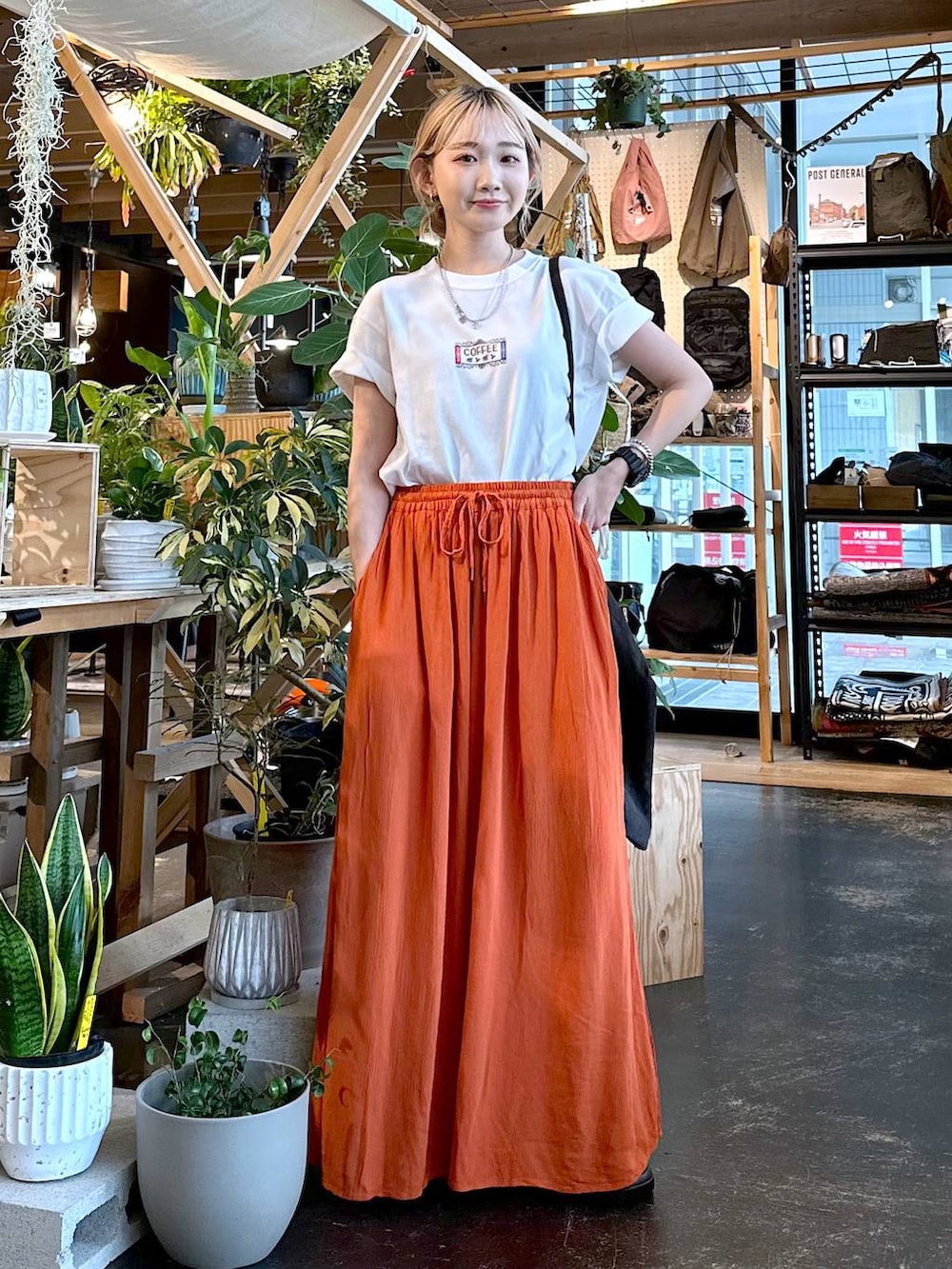 ブラック系のサンダル、オレンジ系のその他パンツ、グレー系のトートバッグを着用したレディースの夏コーディネートの3枚目の写真