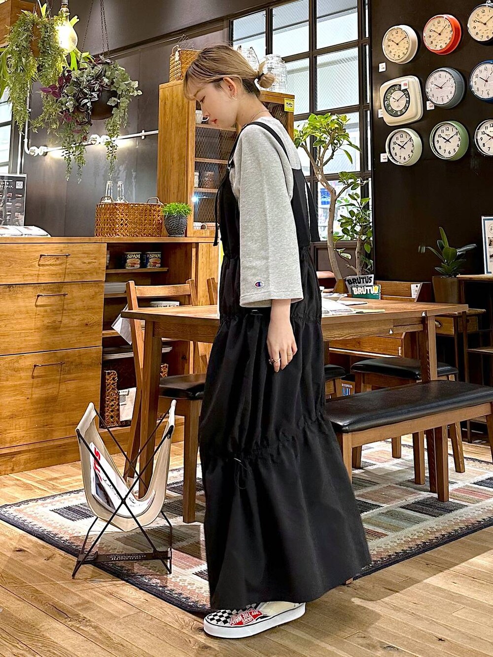 レッド系のショルダーバッグ、グレー系のTシャツ/カットソーを着用したレディースの冬コーディネートの4枚目の写真
