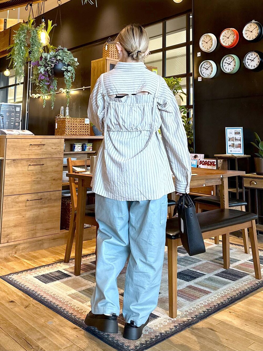 「差し色コーデ、低身長、個性派、デート/ロマンティック、女子会、旅行、niko and ...、シャツ、ワイドパンツ、バッグ、パンツ、ハンドバッグ、オーバーサイズ、春コーデ」｜「niko and...のオリジナルライト2WAYトートバッグ（トートバッグ、ブラック系）」を使った、すなぎもさん（レディース・153cm）の春コーディネートの3枚目の写真
