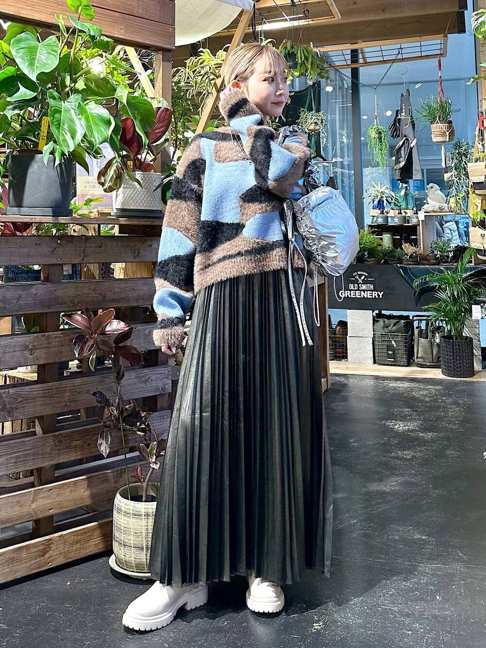 「差し色コーデ、低身長、個性派、オーバーサイズ、デート/ロマンティック、女子会、旅行、niko and ...、ニット、スカート、ロングスカート、ショルダーバッグ、バッグ、ショートブーツ、ブーツ」｜「niko and...のオリジナル厚底ハーフブーツ（ブーツ、ベージュ系）」を使った、すなぎもさん（レディース・153cm）の冬コーディネートの2枚目の写真