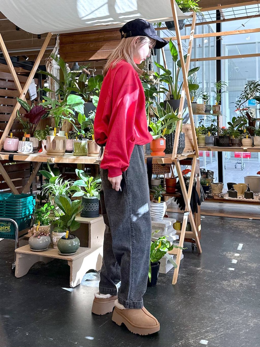 イエロー系のその他シューズ、ブラック系のショルダーバッグ、レッド系のスウェットを着用したレディースの秋コーディネートの2枚目の写真