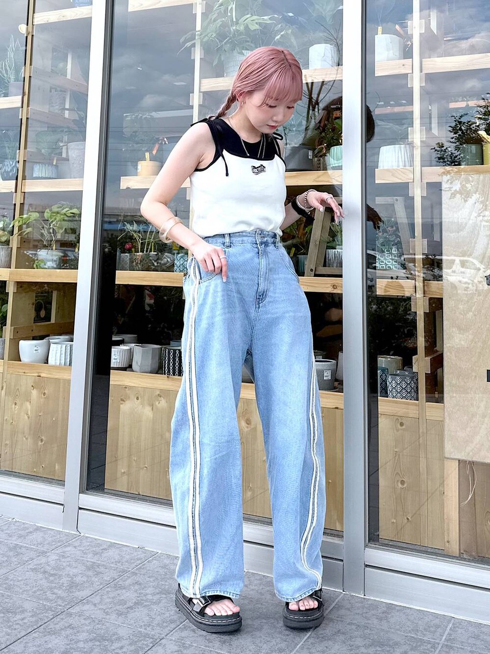 ブラック系のタンクトップ、ホワイト系のキャミソールを着用したレディースの夏コーディネートの4枚目の写真