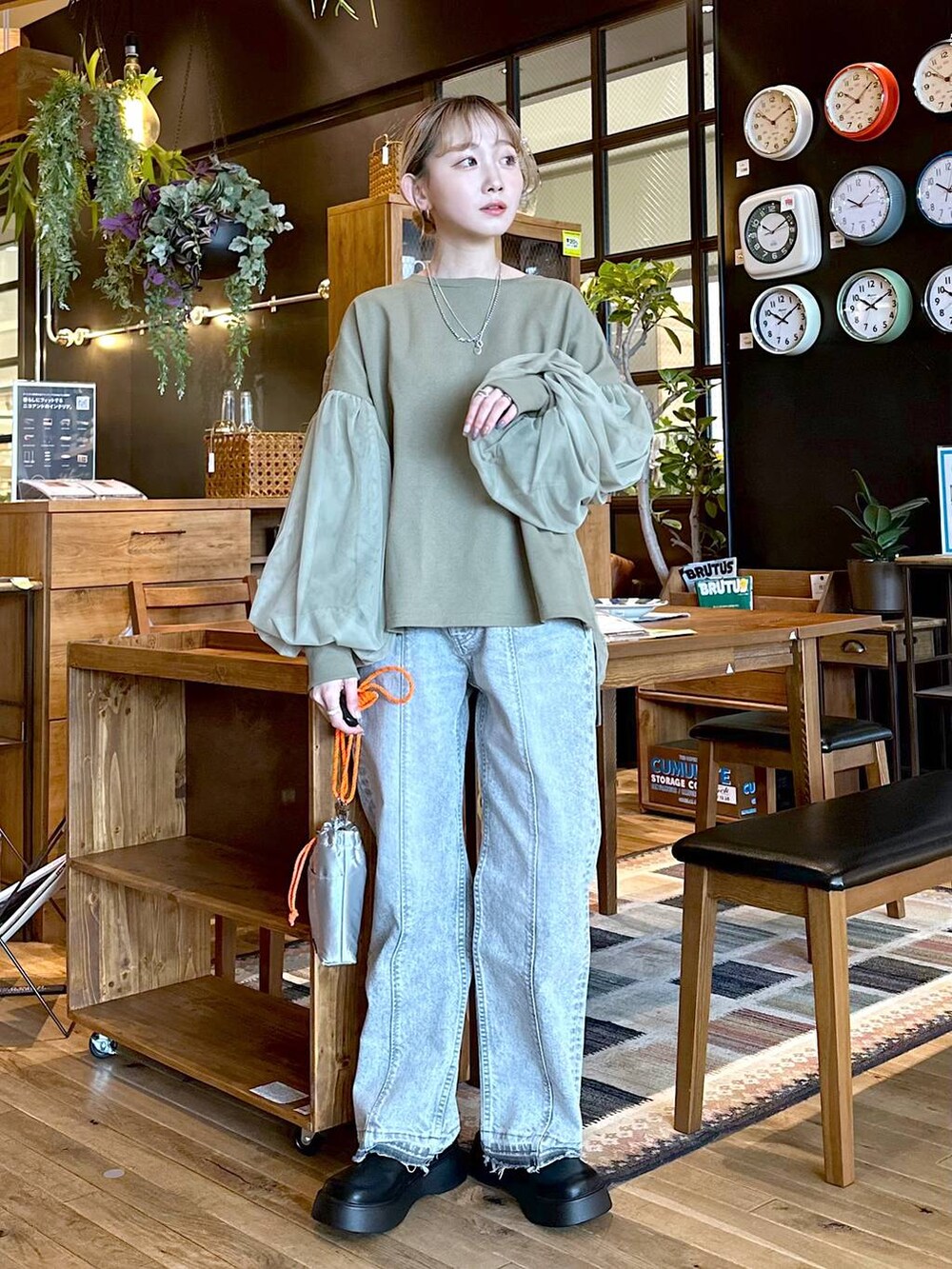 グレー系のショルダーバッグ、ブラック系のその他シューズ、グレー系のデニムパンツを着用したレディースの冬コーディネートの4枚目の写真