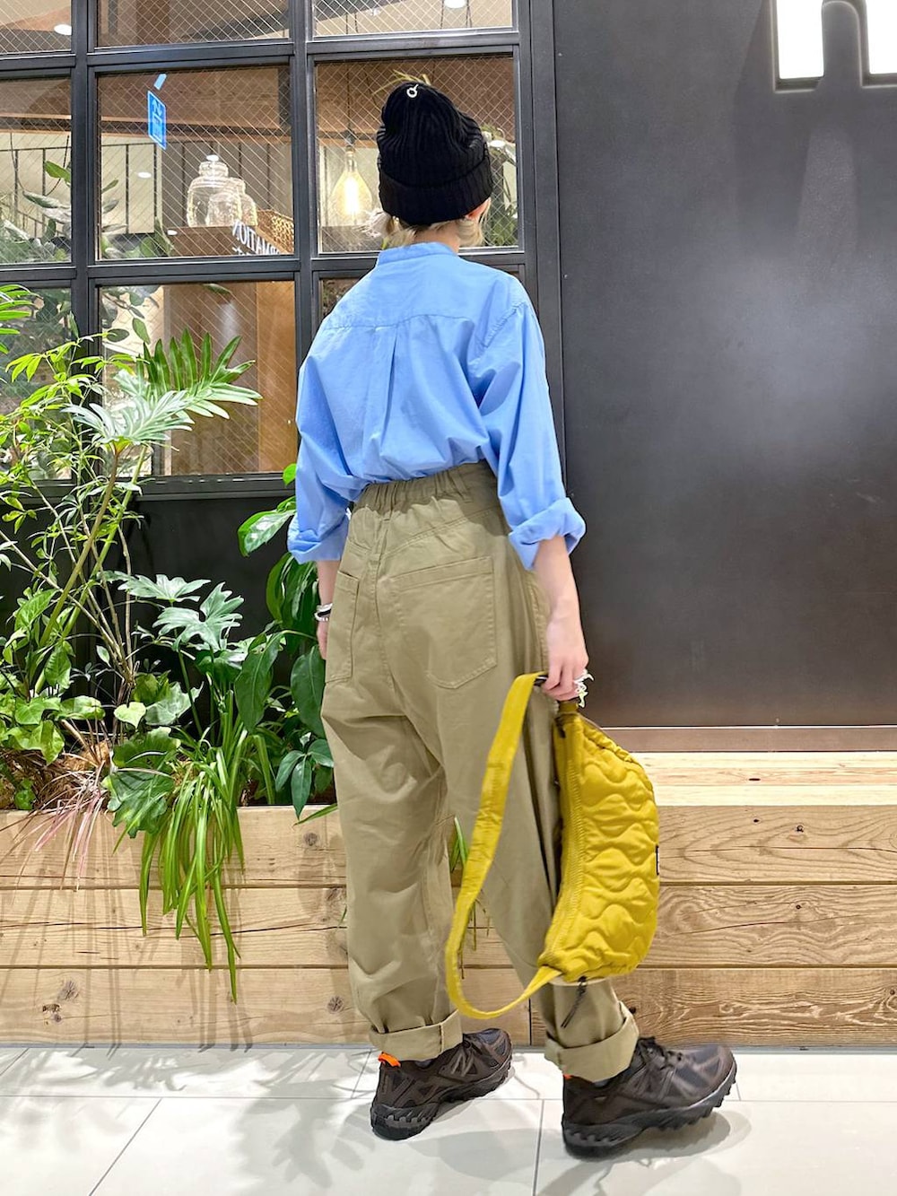 ブルー系のシャツ/ブラウス、ブラウン系のスニーカー、イエロー系のその他パンツを着用したレディースの秋コーディネートの3枚目の写真