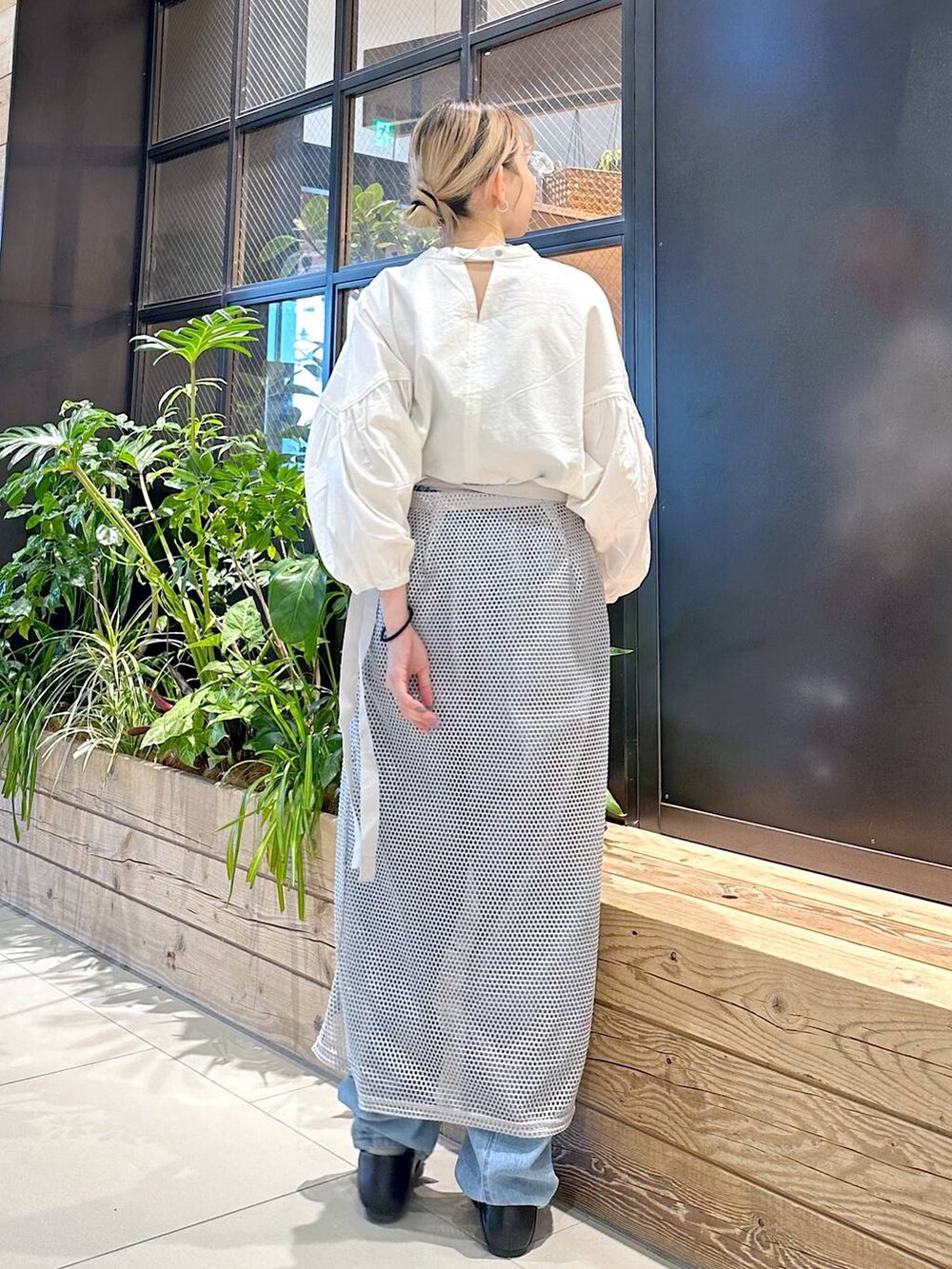 グレー系のスカート、ブルー系のその他パンツ、ブラック系のパンプスを着用したレディースの春コーディネートの3枚目の写真