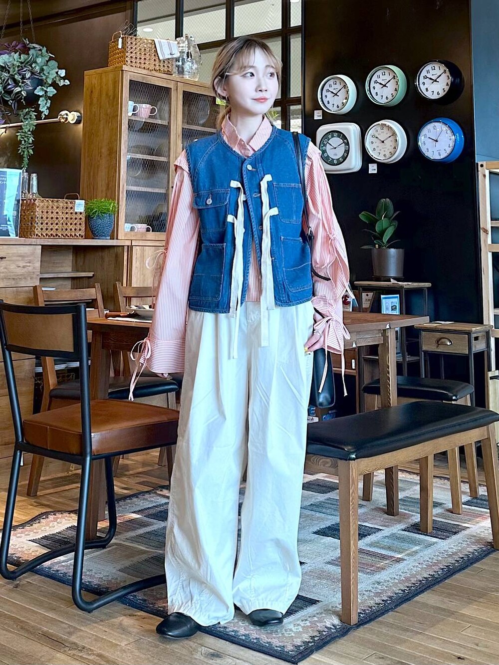 その他のパンプス、ブルー系のベスト、オレンジ系のシャツ/ブラウスを着用したレディースの春コーディネートの5枚目の写真