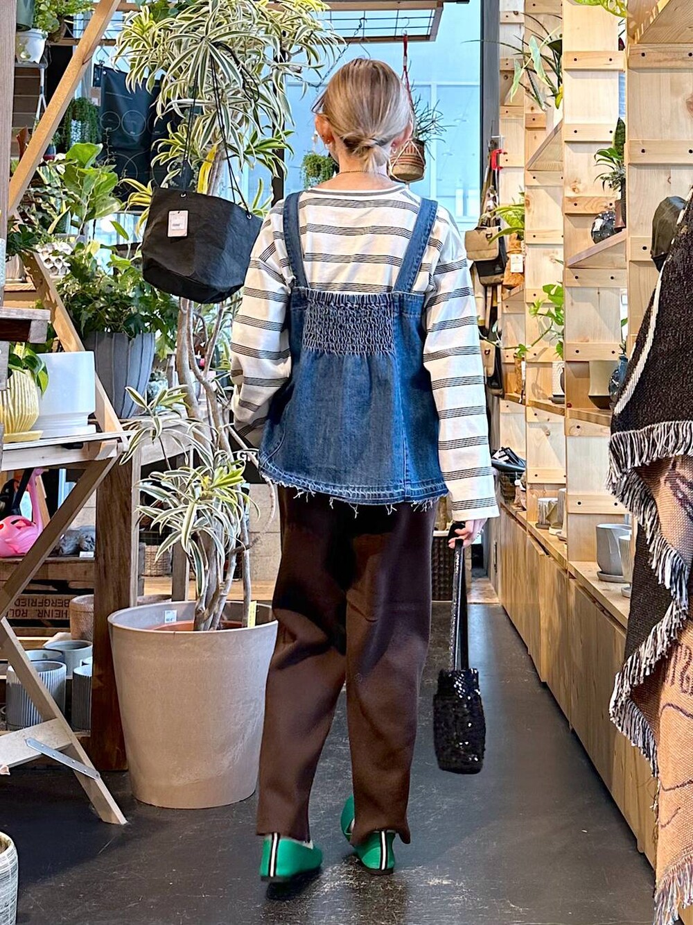 ブラウン系のその他パンツ、ホワイト系のTシャツ/カットソー、グリーン系のパンプスを着用したレディースの冬コーディネートの3枚目の写真
