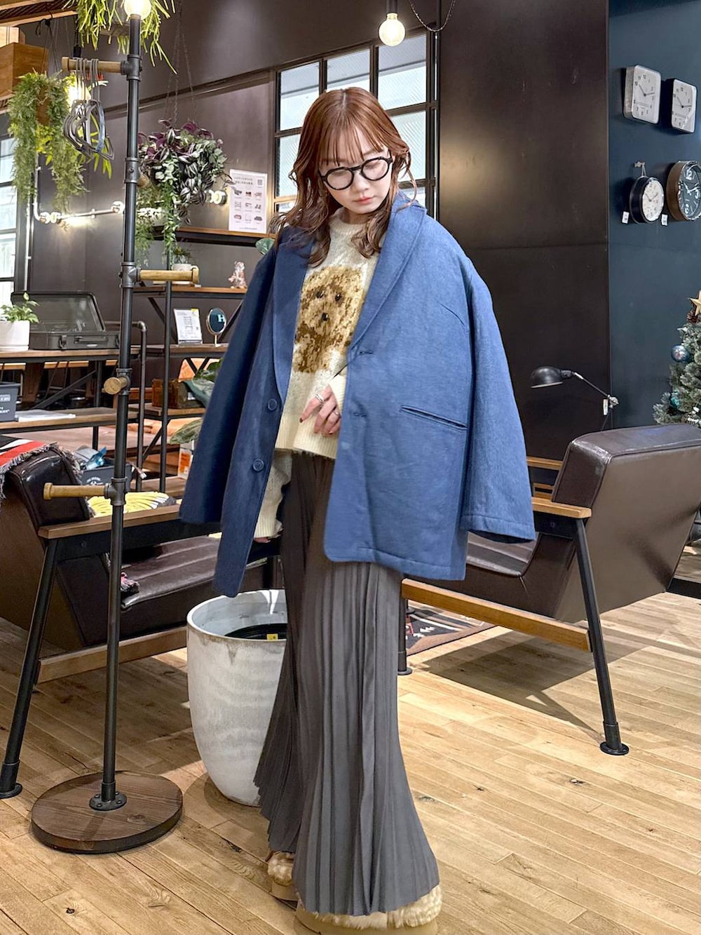 その他のモカシン/デッキシューズ、その他のスカート、ブルー系のテーラードジャケットを着用したレディースの秋コーディネートの2枚目の写真