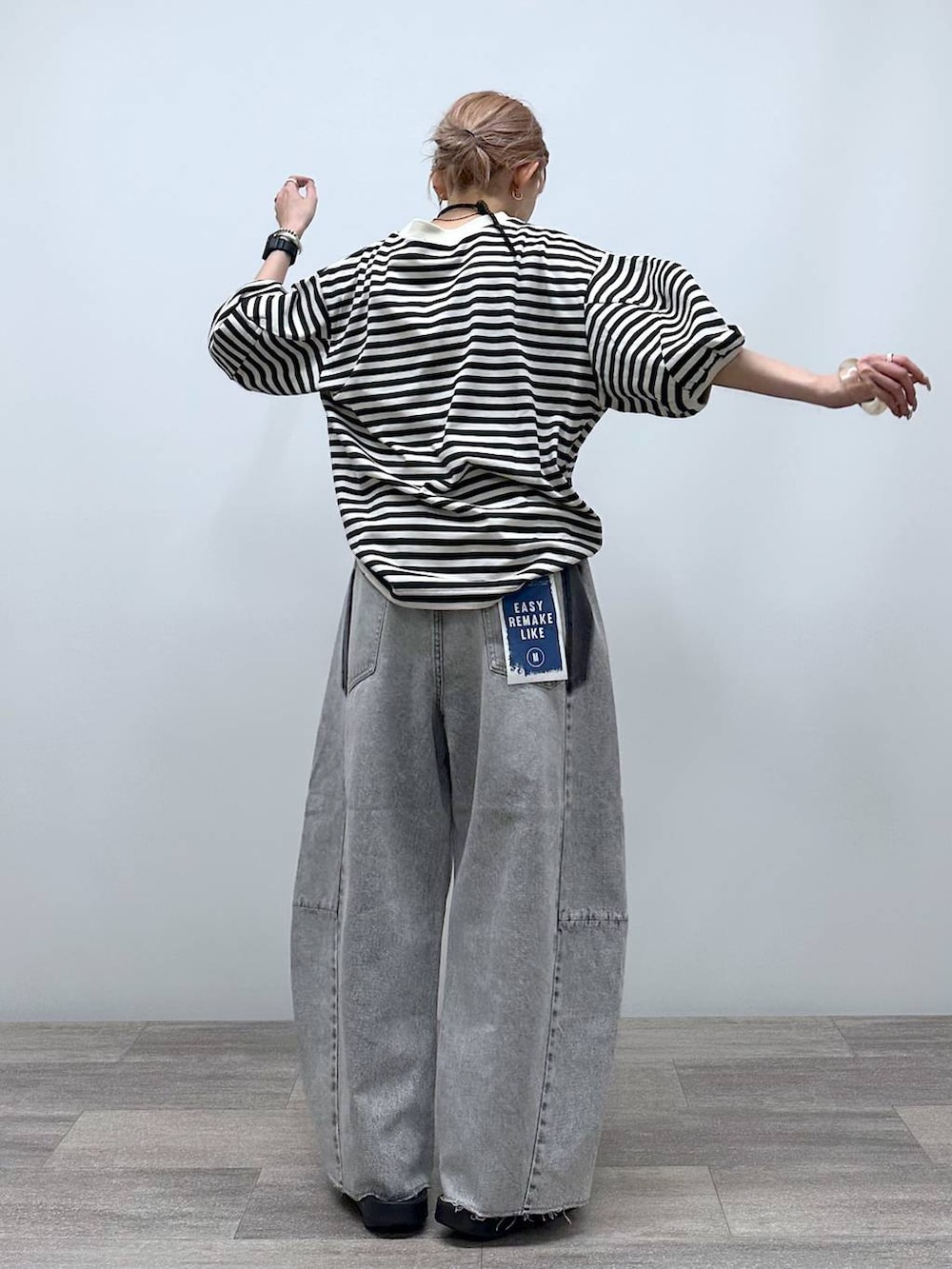 「低身長、デート/ロマンティック、女子会、旅行、差し色コーデ、個性派、niko and ...、Tシャツ、デニムパンツ、ワイドパンツ、テーパードパンツ、パンツ、ショルダーバッグ、ハンドバッグ、バッグ」｜「Fishs Eddyの[Fishs Eddy(フィッシュエディ)]ナイロンショルダーバッグ（ショルダーバッグ、ベージュ系）」を使った、すなぎもさん（レディース・153cm）の春コーディネートの3枚目の写真