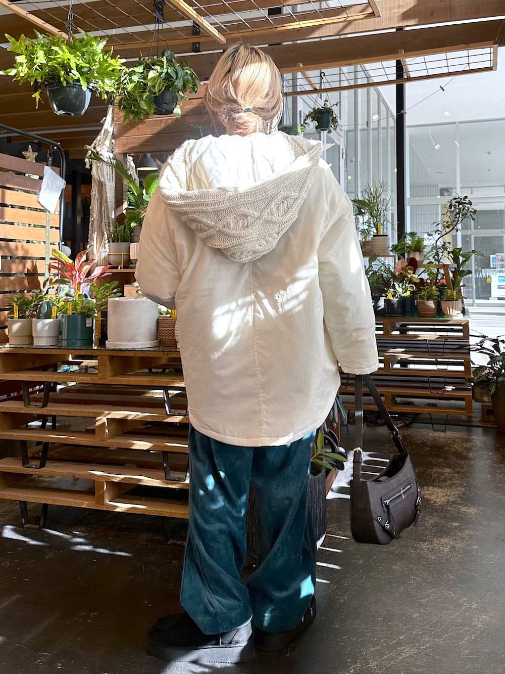 グリーン系のその他パンツ、グレー系のニット/セーター、ブラック系のモカシン/デッキシューズを着用したレディースの秋コーディネートの2枚目の写真