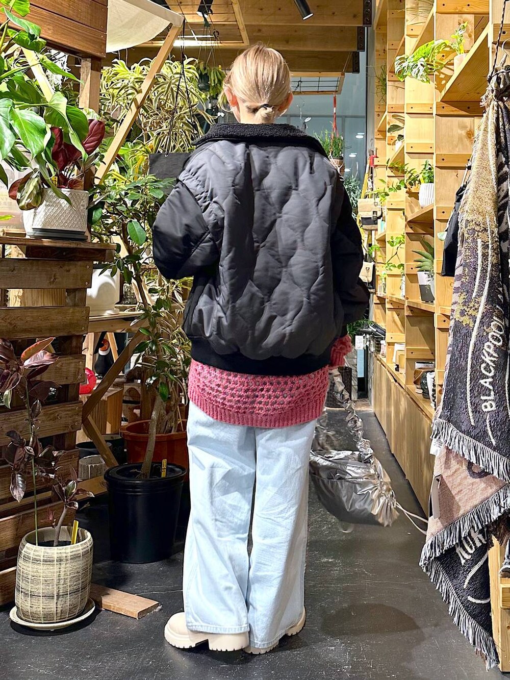 グレー系のその他アウター、ベージュ系のブーツ、ピンク系のニット/セーターを着用したレディースの冬コーディネートの2枚目の写真